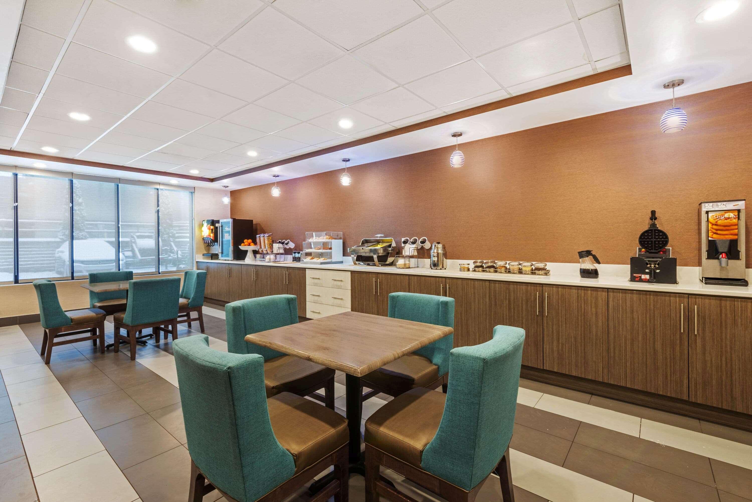 La Quinta By Wyndham Jamestown Exterior photo