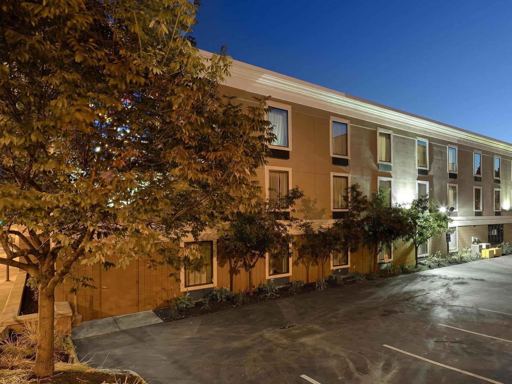 La Quinta By Wyndham Jamestown Exterior photo